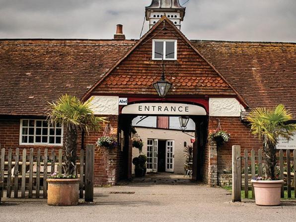 לינה וארוחת בוקר לימינגטון The Walhampton Arms מראה חיצוני תמונה