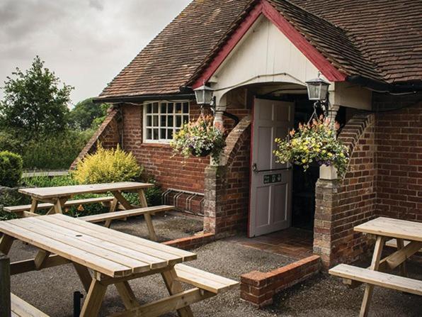 לינה וארוחת בוקר לימינגטון The Walhampton Arms מראה חיצוני תמונה