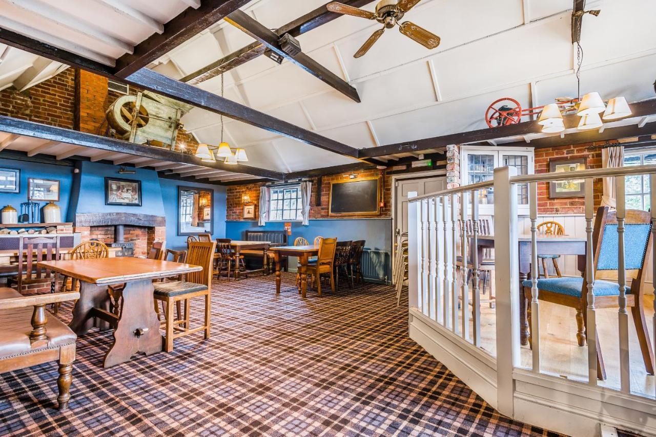 לינה וארוחת בוקר לימינגטון The Walhampton Arms מראה חיצוני תמונה