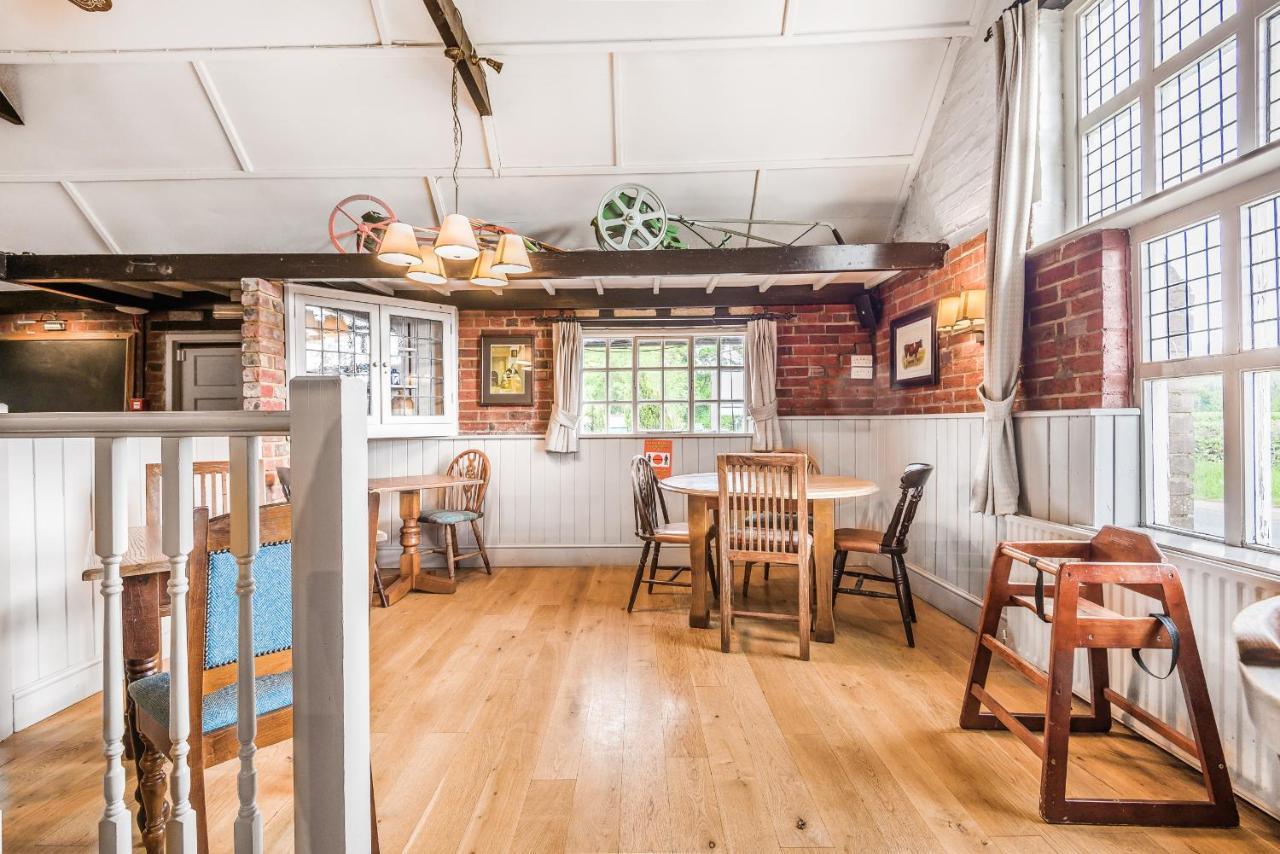 לינה וארוחת בוקר לימינגטון The Walhampton Arms מראה חיצוני תמונה