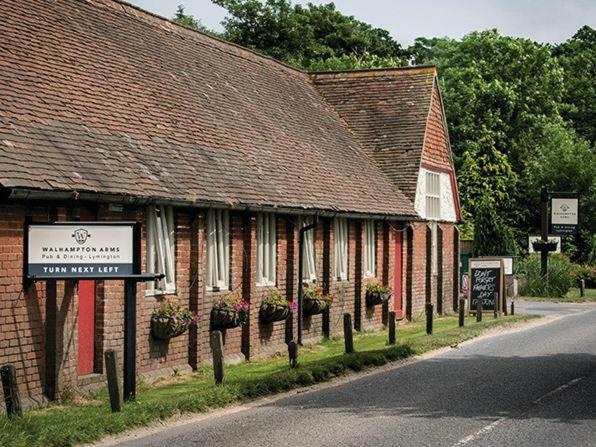 לינה וארוחת בוקר לימינגטון The Walhampton Arms מראה חיצוני תמונה