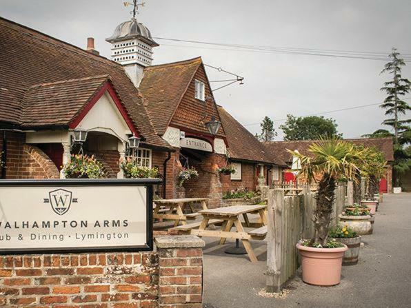 לינה וארוחת בוקר לימינגטון The Walhampton Arms מראה חיצוני תמונה